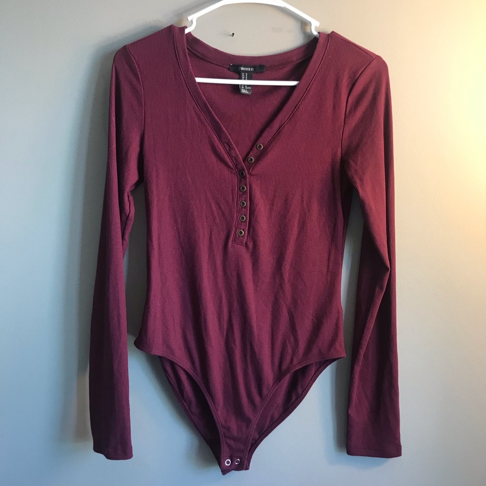 FOREVER 21 MAROON RIBBED V NECK BUTTON BODYSUIT
